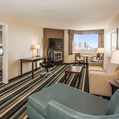 Best Western Plus Winnipeg Airport Hotel Bagian luar foto