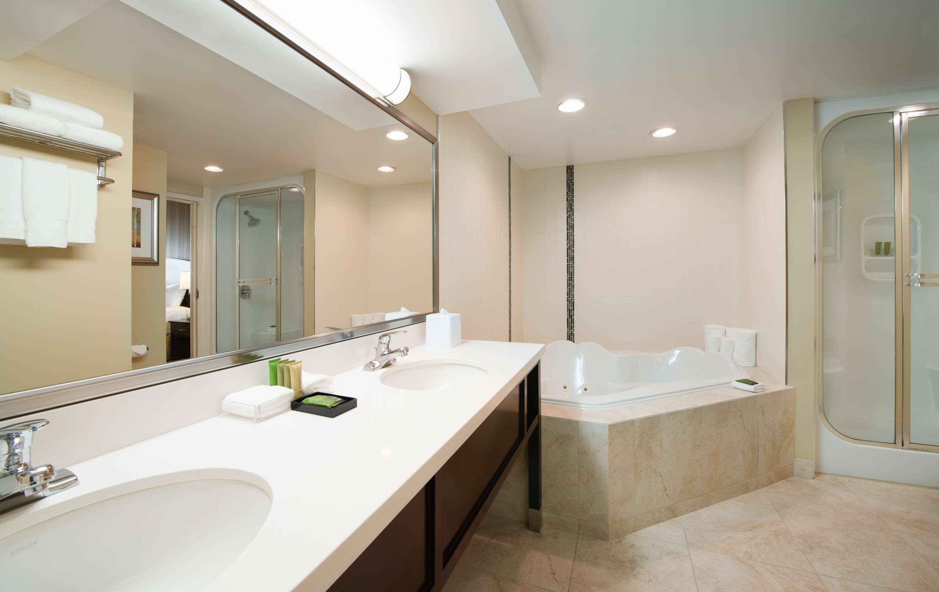 Best Western Plus Winnipeg Airport Hotel Bagian luar foto