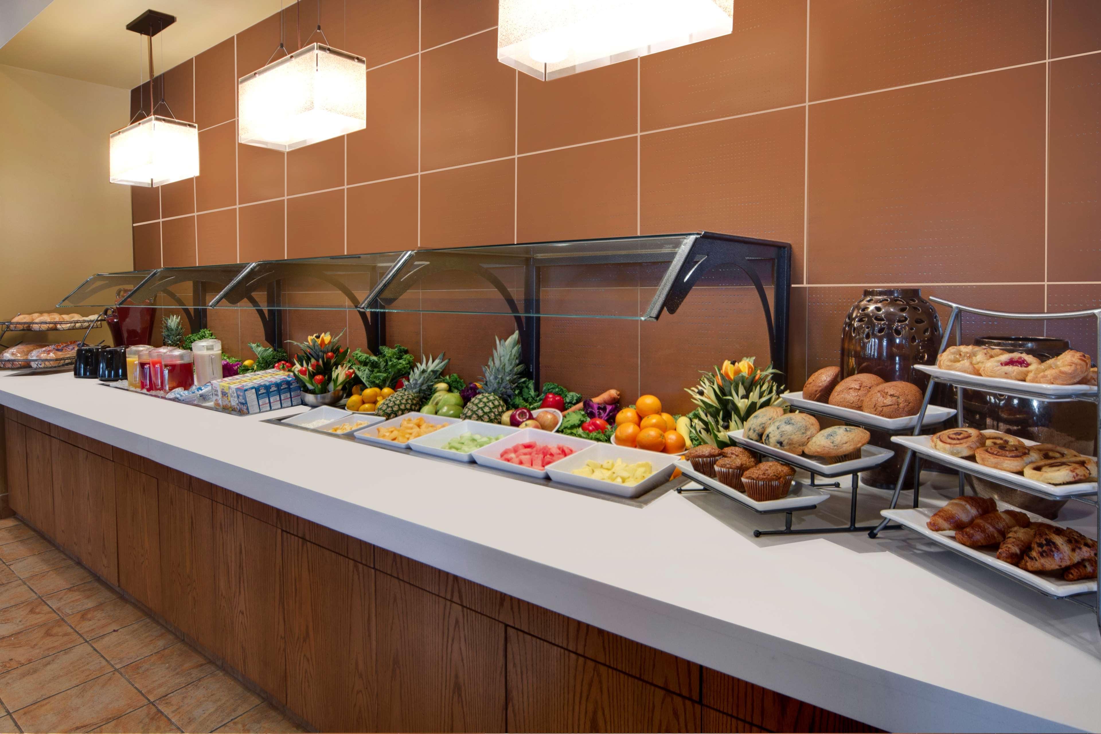 Best Western Plus Winnipeg Airport Hotel Bagian luar foto