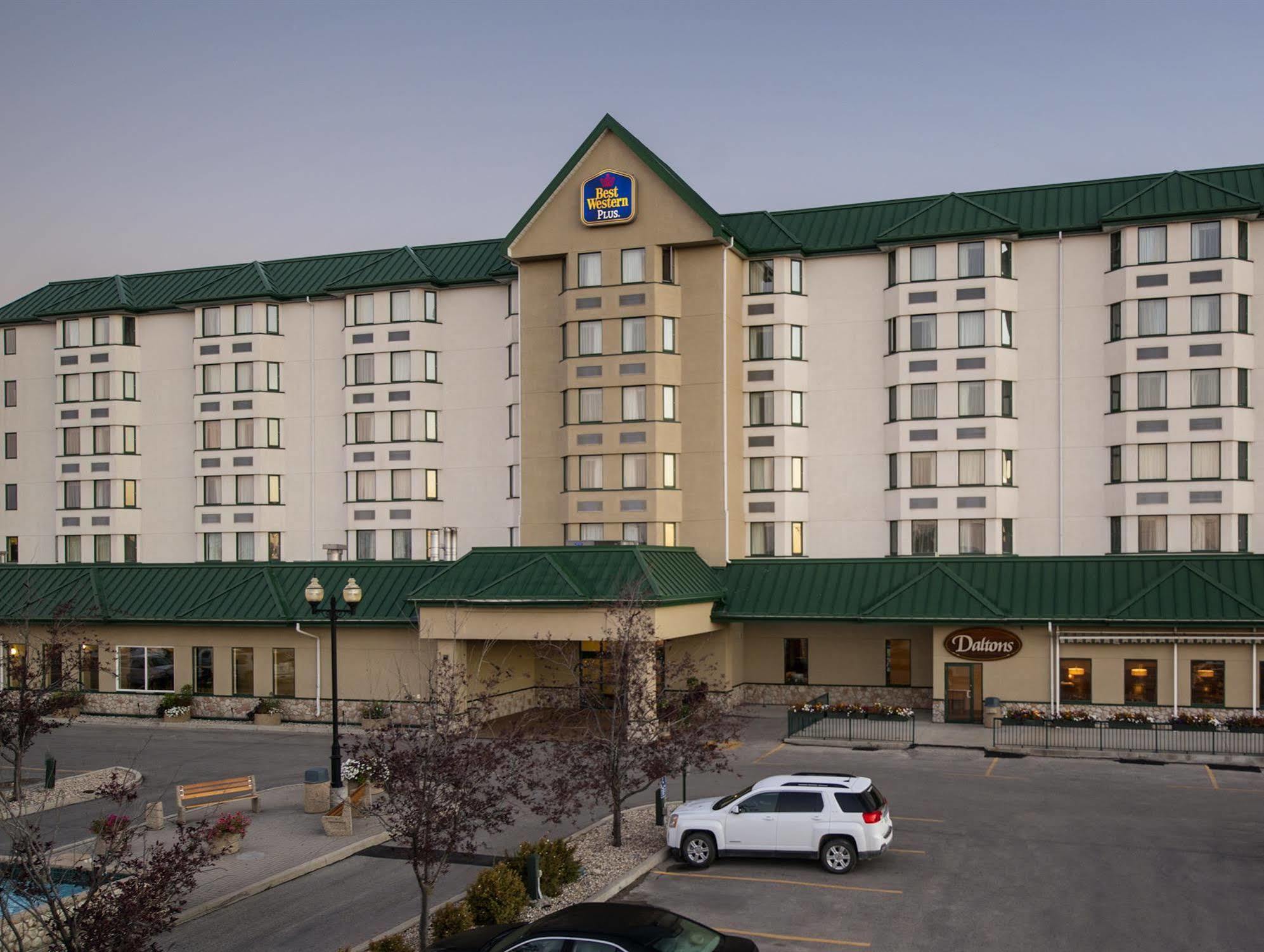 Best Western Plus Winnipeg Airport Hotel Bagian luar foto
