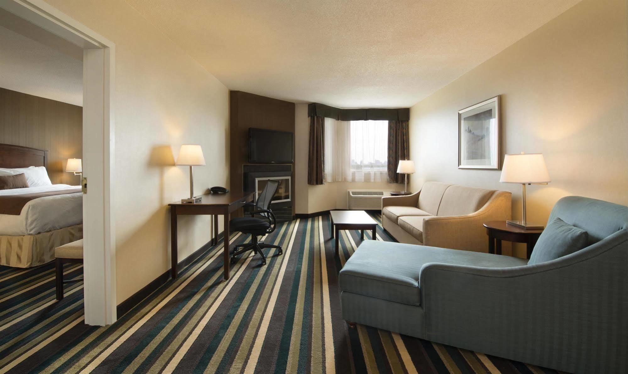 Best Western Plus Winnipeg Airport Hotel Bagian luar foto