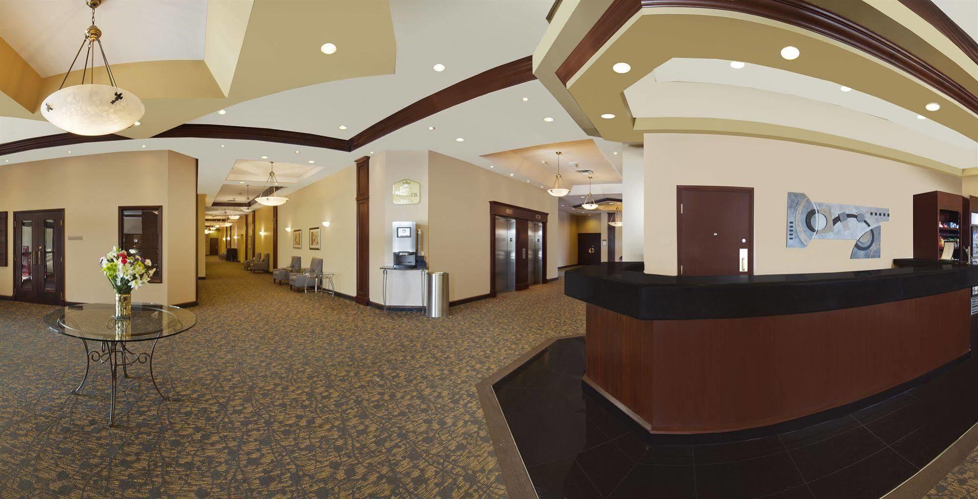 Best Western Plus Winnipeg Airport Hotel Bagian luar foto
